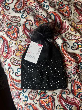 Gorro negro con pedrería y pompón