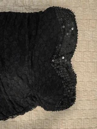 Vestido de fiesta negro con volantes