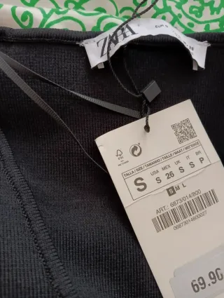 Vestido negro ajustado con cremallera