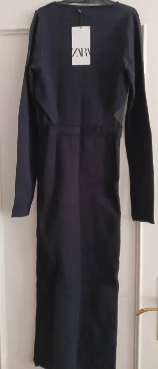 Vestido negro ajustado con cremallera