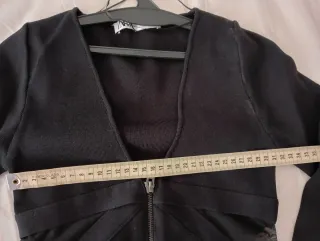 Vestido negro ajustado con cremallera