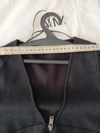 Vestido negro ajustado con cremallera