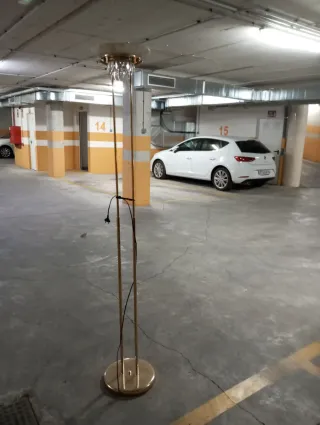 Lámpara de pie dorada