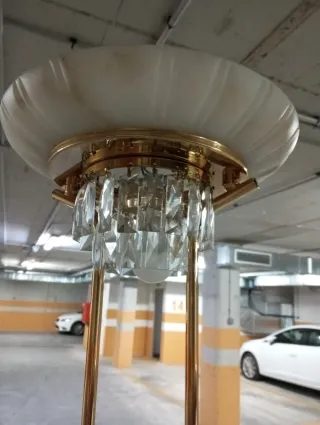 Lámpara de pie dorada