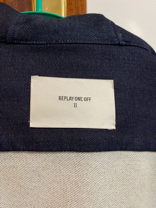 Chaqueta vaquera azul oscuro de Replay.