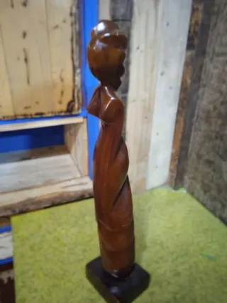 Figura de madera maciza tallada