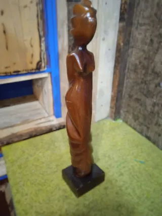 Figura de madera maciza tallada