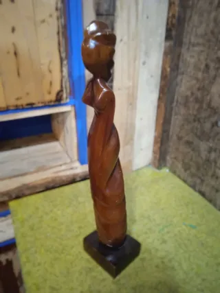 Figura de madera maciza tallada