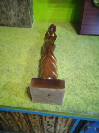 Figura de madera maciza tallada