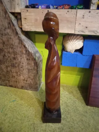 Figura de madera maciza tallada