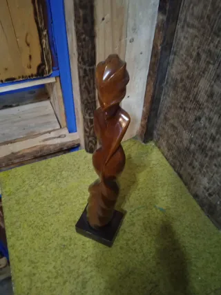 Figura de madera maciza tallada