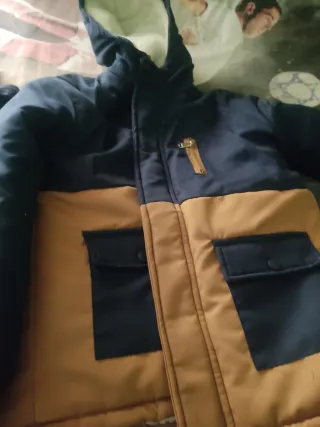 Abrigo infantil azul y camel