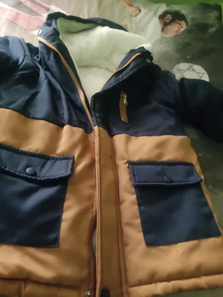 Abrigo infantil azul y camel