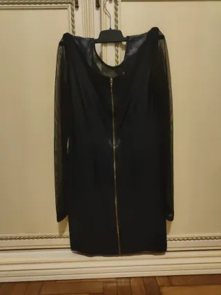 Vestito nero con maniche in tulle