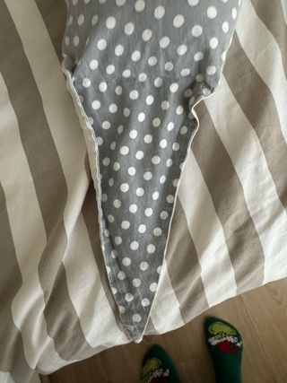 Cojín de lactancia Koala gris lunares