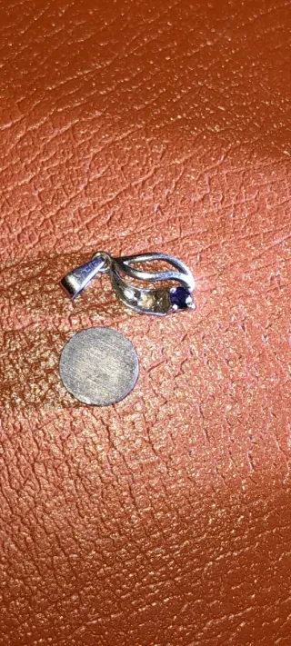 Colgante de platino con diamante negro y zafiro