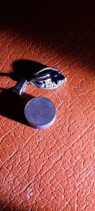 Colgante de platino con diamante negro y zafiro