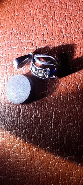 Colgante de platino con diamante negro y zafiro