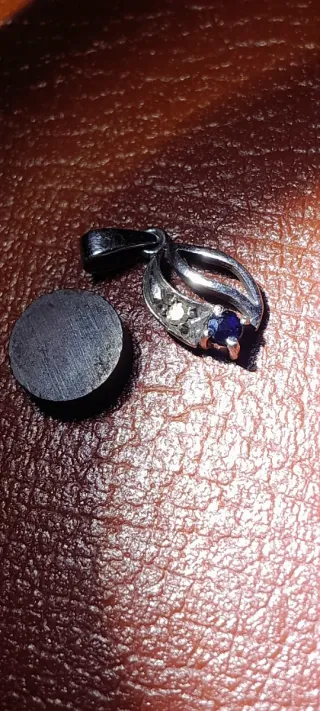 Colgante de platino con diamante negro y zafiro