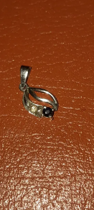 Colgante de platino con diamante negro y zafiro