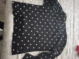 Camiseta negra lunares