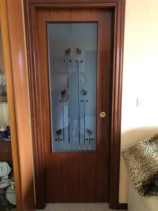 Puerta de madera con cristal decorado