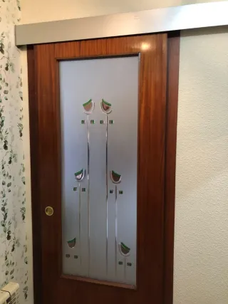 Puerta de madera con cristal decorado