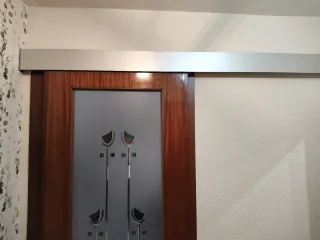 Puerta de madera con cristal decorado