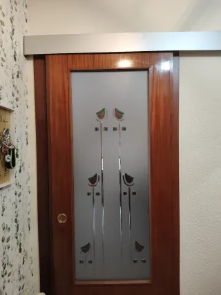 Puerta de madera con cristal decorado