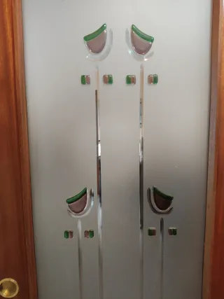 Puerta de madera con cristal decorado