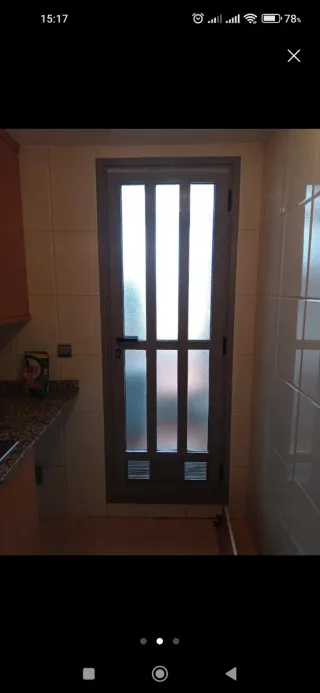 Puerta de aluminio, y el marco.