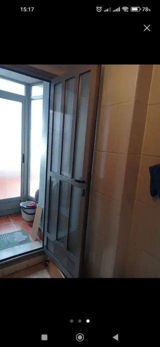 Puerta de aluminio, y el marco.