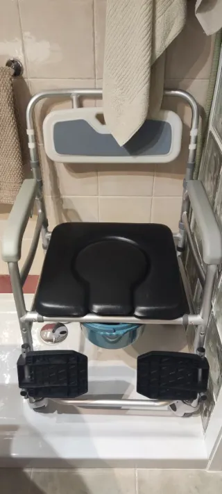 Silla ducha y baño ortopedica con ruedas y frenos.