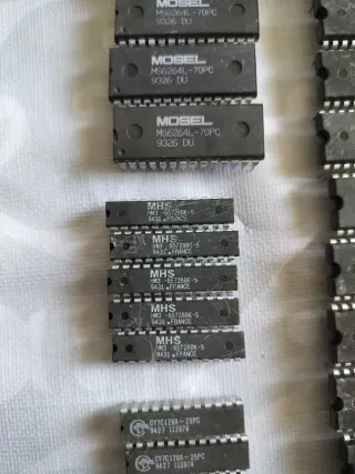 Lote de 85 chips SRAM y EPROM