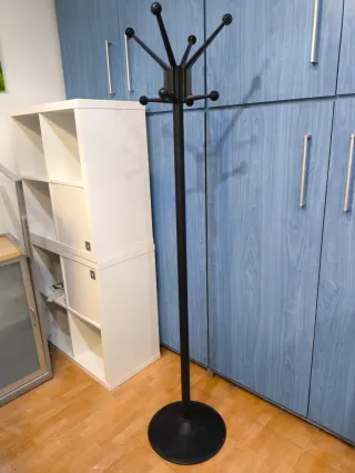 Perchero de pie negro