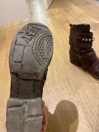 Botas de cuero con tachuelas