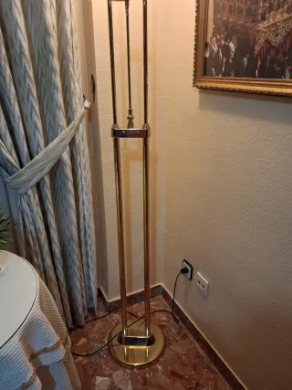 Lámpara de pie metal dorada y cristal