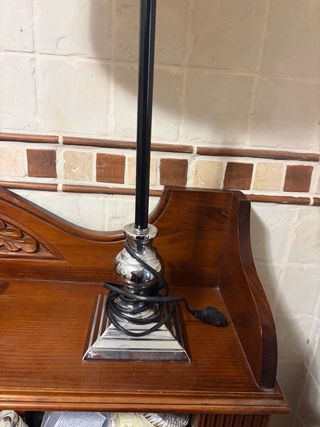 Lámpara de mesa floral beige y negra