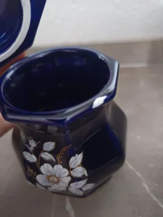 Zuccheriera blu con decori floreali