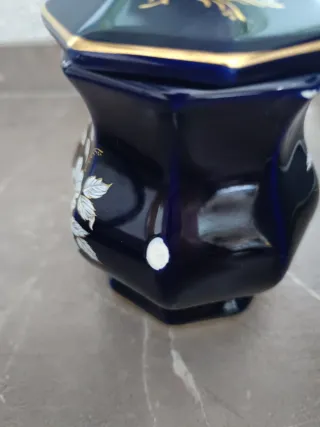 Zuccheriera blu con decori floreali