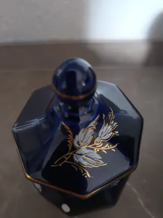 Zuccheriera blu con decori floreali