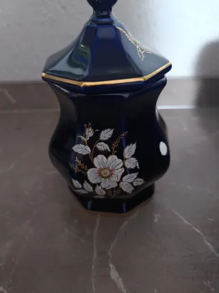 Zuccheriera blu con decori floreali