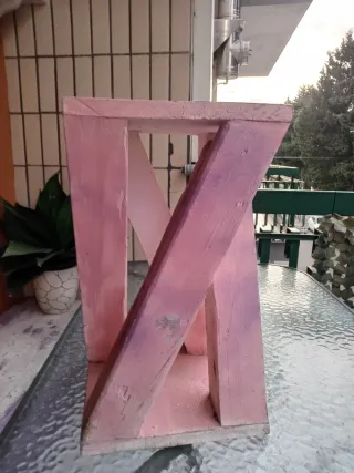 Sgabello in legno rosa