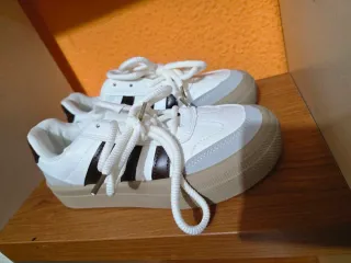 Zapatillas deportivas grises y blancas