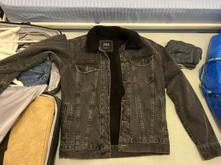 Chaqueta vaquera ZARA con borrego negra