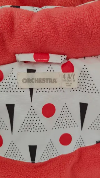 Conjunto esquí niña blanco con lunares rojos.