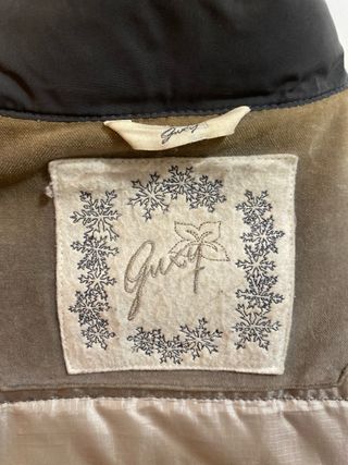 Abrigo largo gris con capucha de pelo marca Guxy.