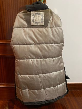 Abrigo largo gris con capucha de pelo marca Guxy.