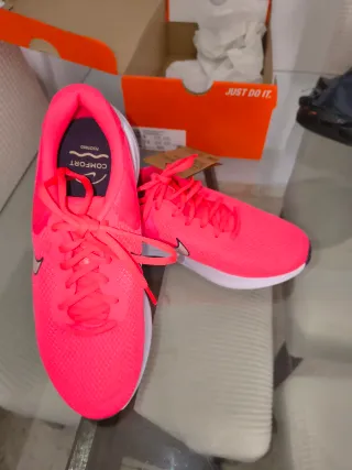 Nike Revolution 7 Rosa y Blanco