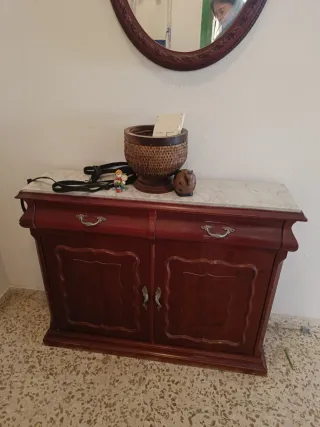 Mueble de madera con tapa de mármol
